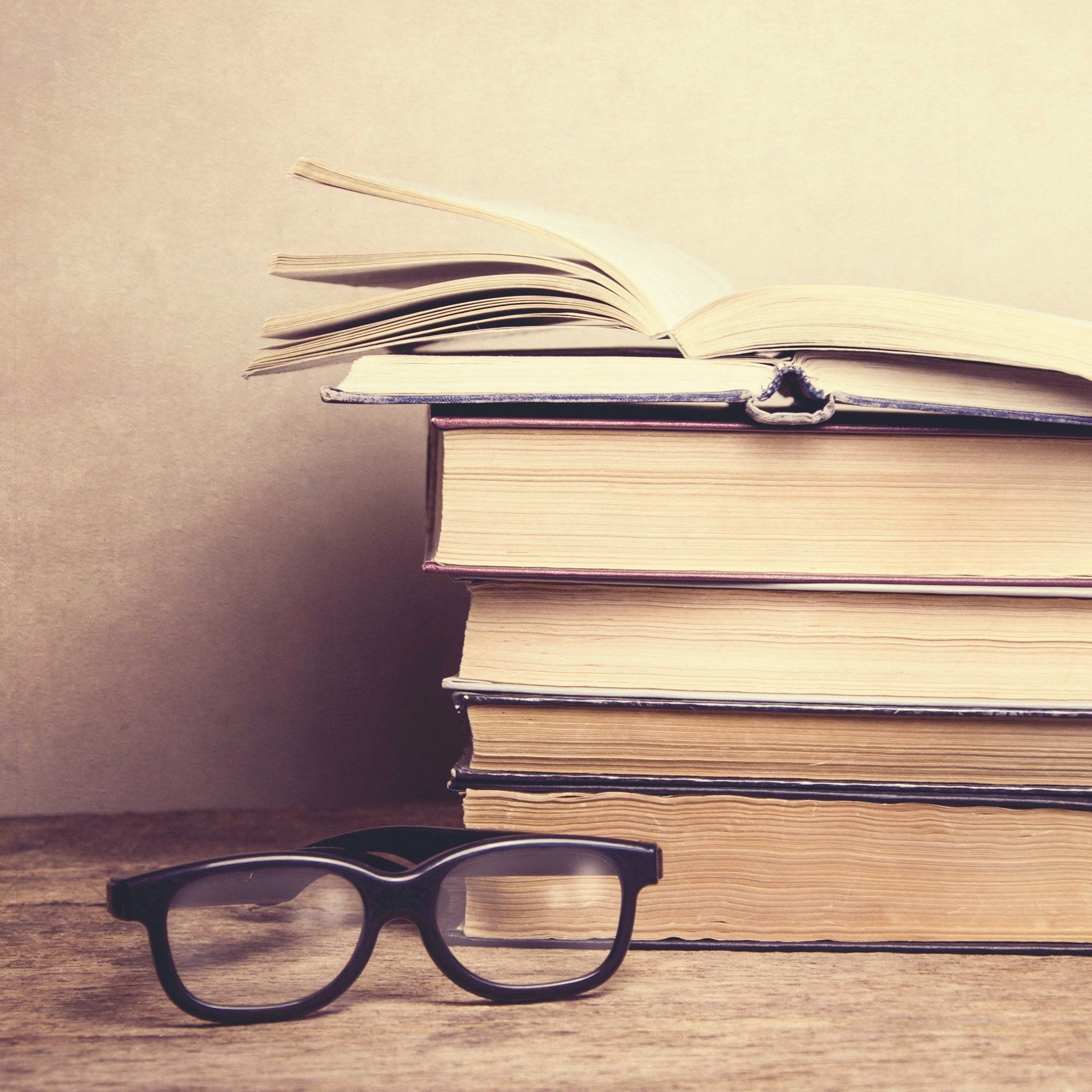 Une étudiante prépare sereinement un examen