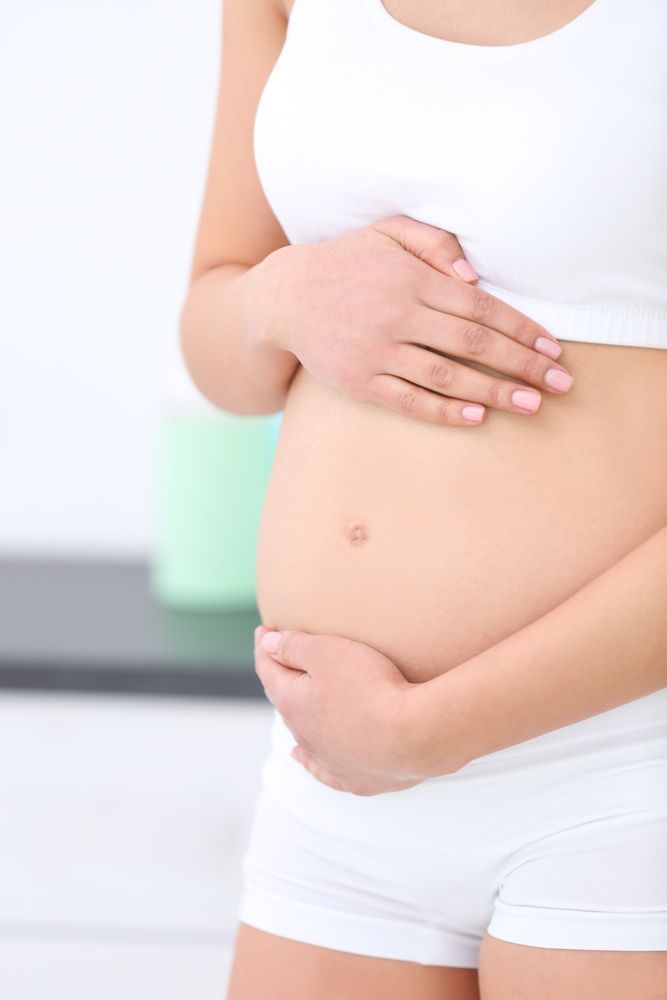 Une future mère vit sereinement sa première grossesse