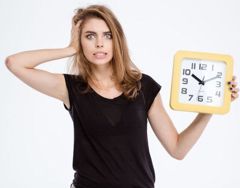 Une femme attend et apprend à apaiser son impatience